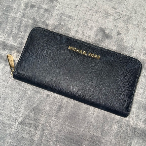 Michael Kors Handbags - Michael Kors Saffiano Leather wallet